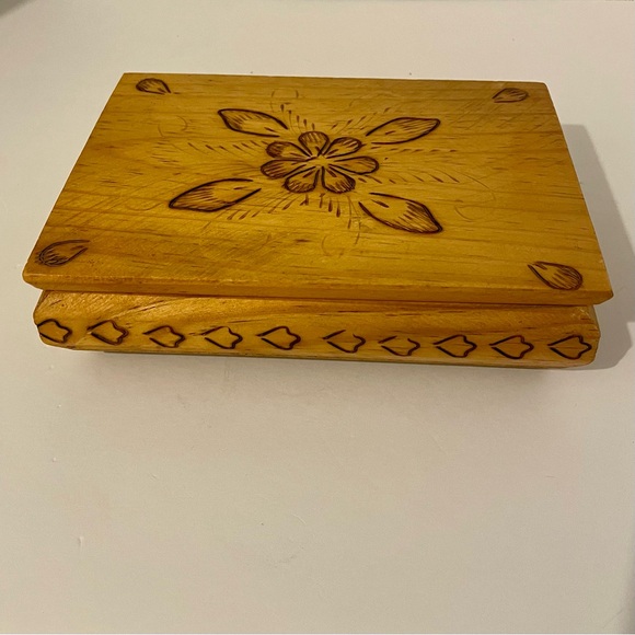 Vintage Hand Carved Pyrography  Wooden Jewelry Box Floral Design Felt Lined - Picture 2 of 10